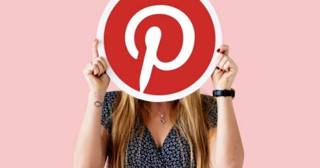 Pinterestのマークを持つ女性